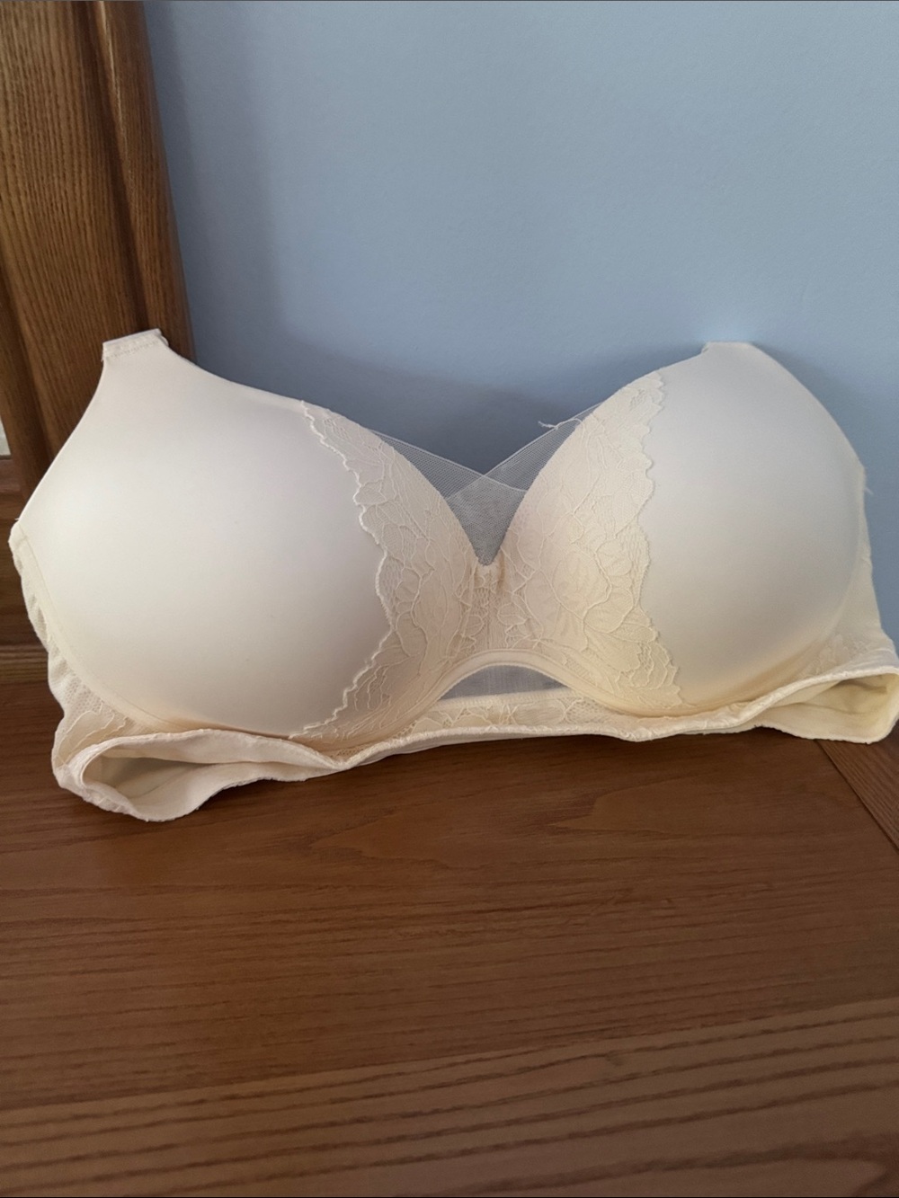Seamless Lace-Accent T-Shirt Bra in Light Cream